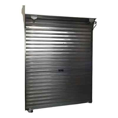 porta de garagem rolante de metal cinza fechada com marcação no meio