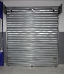 porta de enrolar metálica fechada em ambiente interno